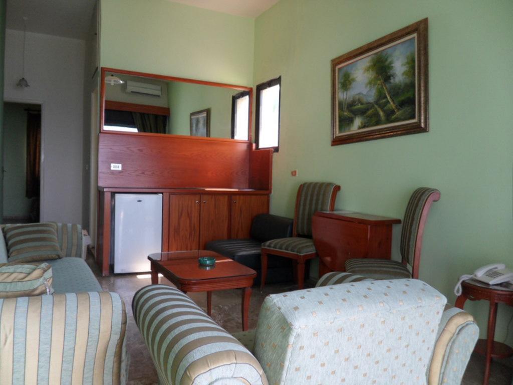 Holiday Suites Hotel & Beach Resort Jounieh Kültér fotó