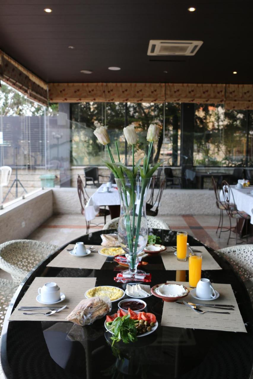 Holiday Suites Hotel & Beach Resort Jounieh Kültér fotó