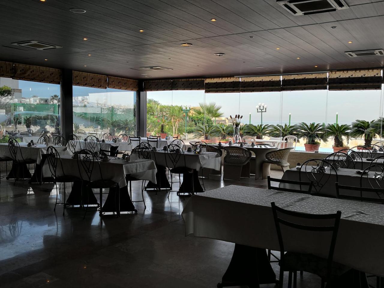 Holiday Suites Hotel & Beach Resort Jounieh Kültér fotó